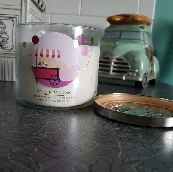 Berry Waffle Cone 3 wick candle BN! HTF rare - Picture 3 of 4